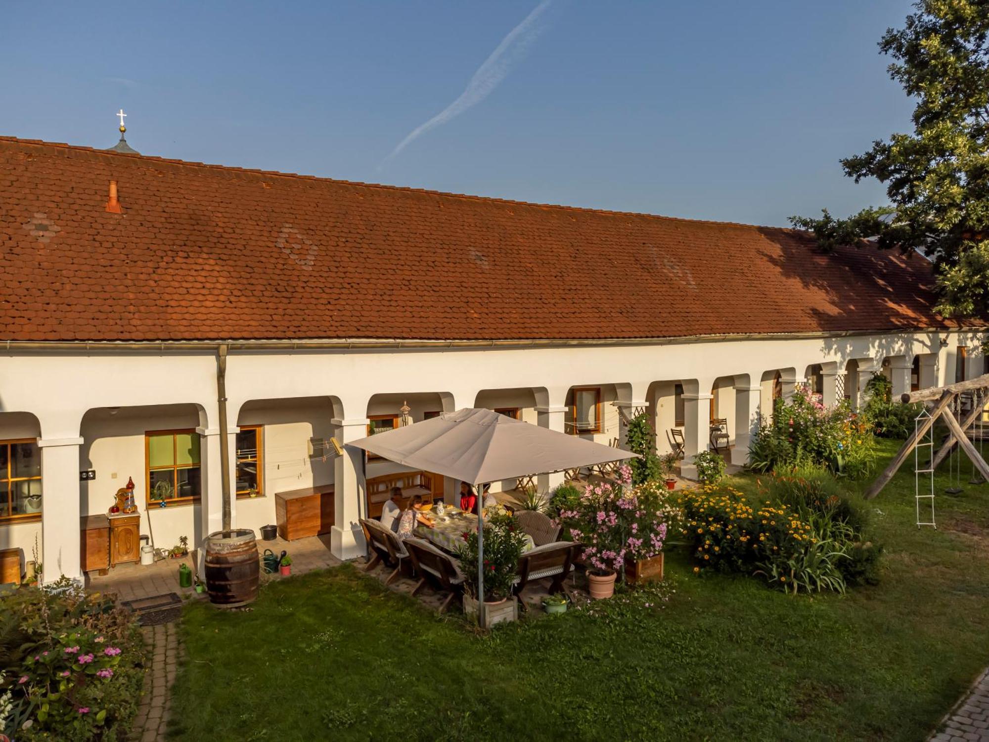 Готель Weingut Bohrn Himmelbett Herrnbaumgarten Екстер'єр фото